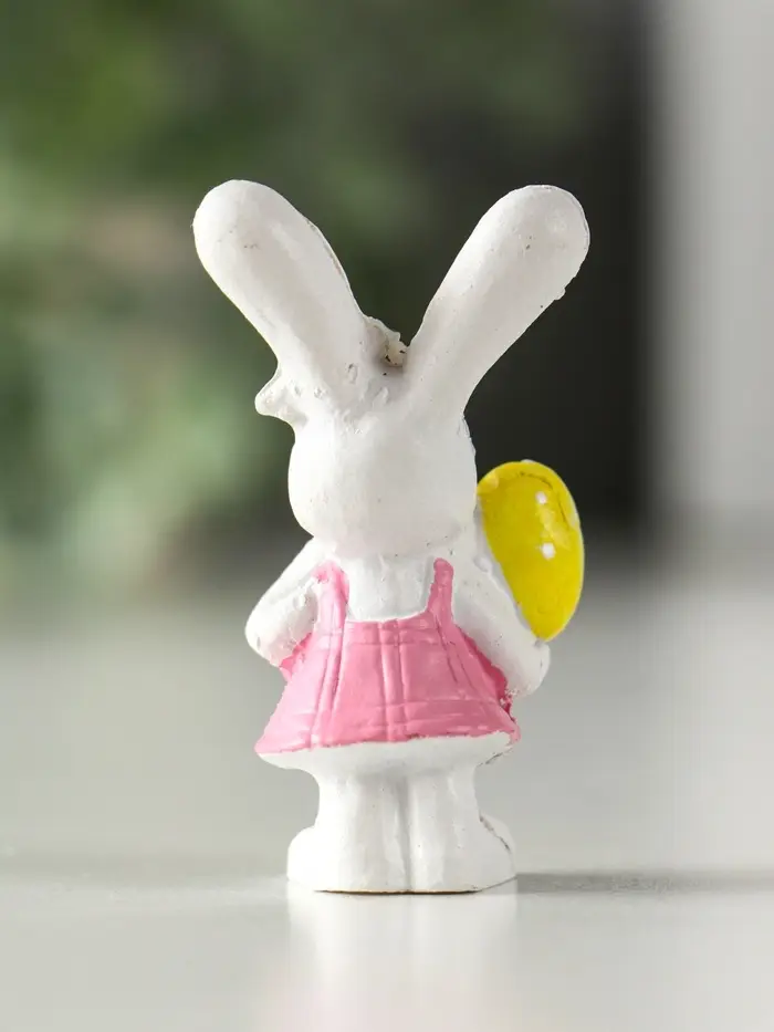 Сувенир полистоун "Белый зайка с яйцом/букетом" МИКС 2,2х3х4,2 см Сувенир полистоун "Белый зайка с яйцом/букетом" МИКС 2,2х3х4,2 см