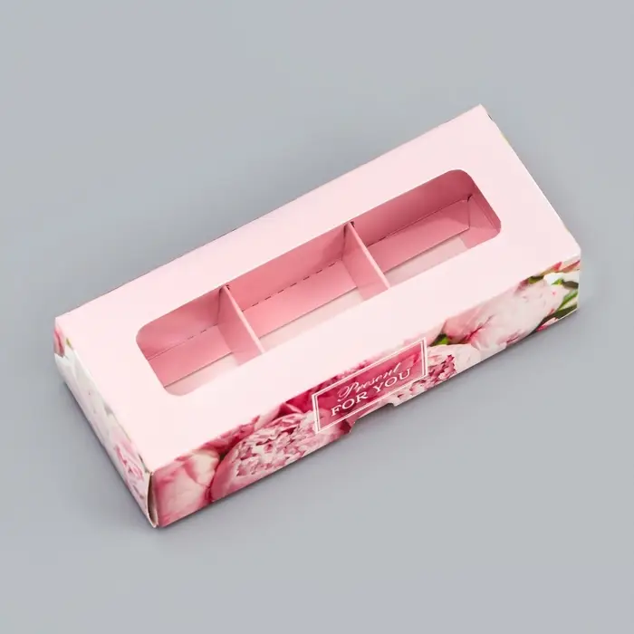 Коробка с обечайкой для 3 конфет, с окном «Праздничный букет», 13×5×3.3 см Коробка с обечайкой для 3 конфет, с окном «Праздничный букет», 13×5×3.3 см