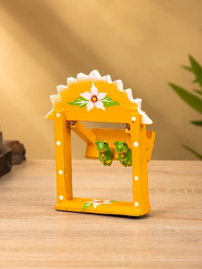 Сувенир "Лягушата на качелях" дерево 10х3,5х15 см, цв.  оранжевый Сувенир "Лягушата на качелях" дерево 10х3,5х15 см, цв.  оранжевый