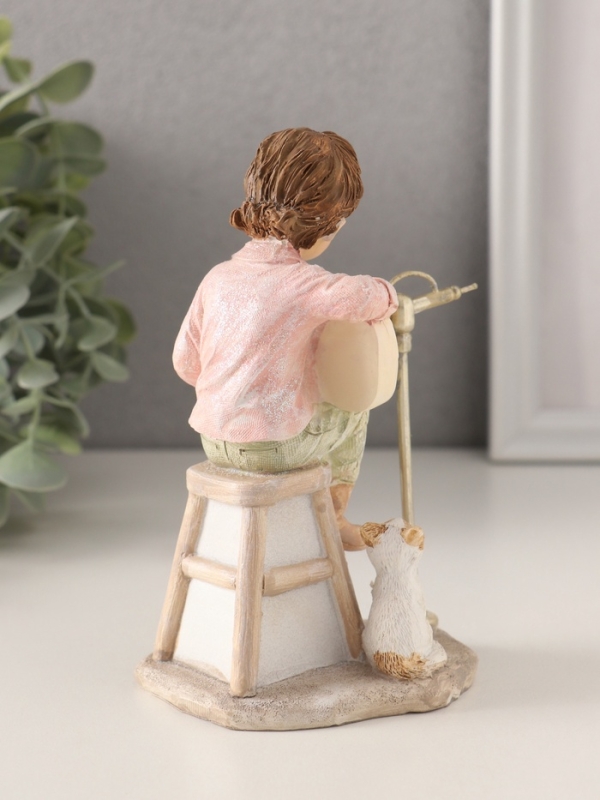 Сувенир полистоун "Мальчишка играет на гитаре, с котёнком" 8х8х13,5 см