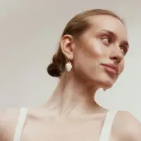 Серьги конго &laquo;Клубника в крапинку&raquo;, белые в золоте