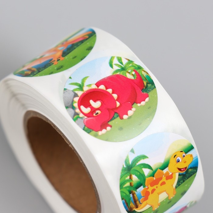 Наклейка бумага Наклейка бумага "Динозавры в джунглях" d=2,5 см 500 шт в рулоне 3х6,5х6,5 см