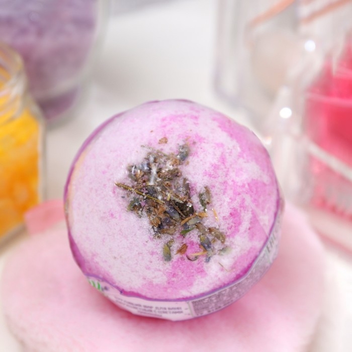 Бомбочка для ванн Laboratory Katrin двухцветная с цветами лаванды, 120 г Бомбочка для ванн Laboratory Katrin двухцветная с цветами лаванды, 120 г