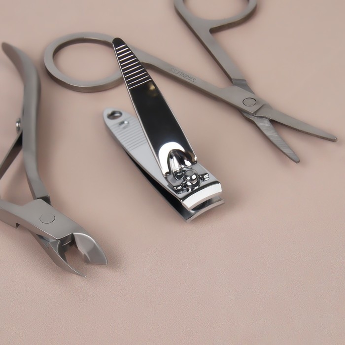 Набор маникюрный, 7 предметов, в футляре, рисунок серый/золотистый Набор маникюрный, 7 предметов, в футляре, рисунок серый/золотистый