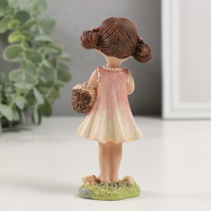 Сувенир полистоун "Девочка с букетом собранных цветов" 6х4х12,5 см