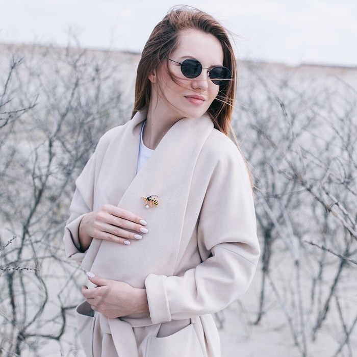 Брошь «Пчелка» с бусиной, цветная в золоте Брошь «Пчелка» с бусиной, цветная в золоте