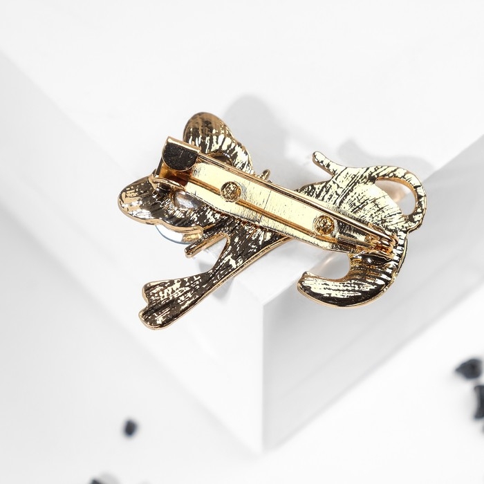 Брошь «Кошечка» с бантом, цвет изумрудно-белый в золоте Брошь «Кошечка» с бантом, цвет изумрудно-белый в золоте