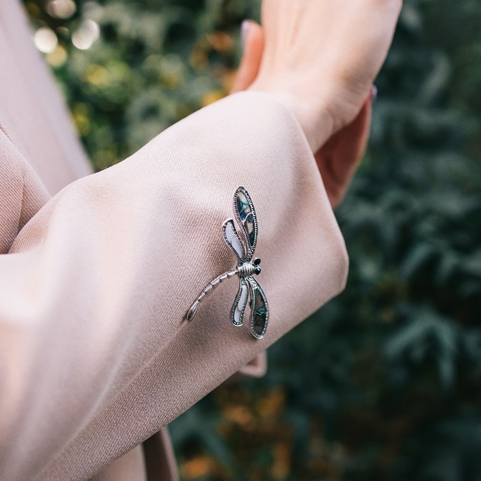 Брошь «Стрекоза» ракушка, цветная в чернёном серебре Брошь «Стрекоза» ракушка, цветная в чернёном серебре