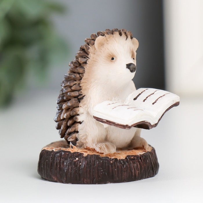 Сувенир полистоун  Сувенир полистоун "Ёжик на пенёчке - чтение" 5,2х4,3х4,6 см