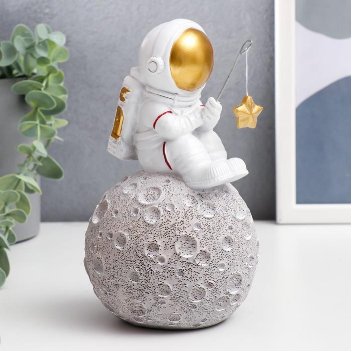 Сувенир полистоун  Сувенир полистоун "Астронавт-рыбак" 17,3х11,5 см