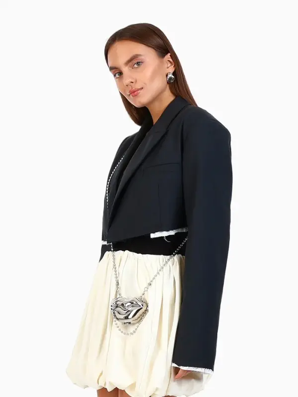 Сумка мини-клатч на магните, в форме губ, жёсткий корпус, на длинной цепочке, серебристая