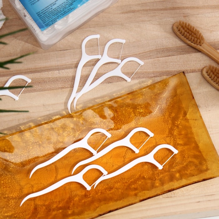 Зубная нить в пластиковом держателе, набор 30 шт. Зубная нить в пластиковом держателе, набор 30 шт.