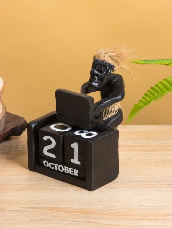 Вечный календарь &laquo;Абориген с компьютером&raquo;, 15&times;11&times;10 см, дерево