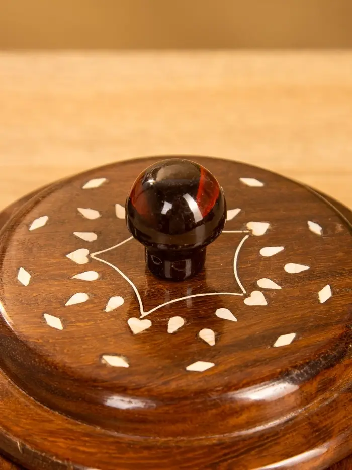 Ваза для конфет "Ассорти" 15х15х10 см, дерево шишам Ваза для конфет "Ассорти" 15х15х10 см, дерево шишам