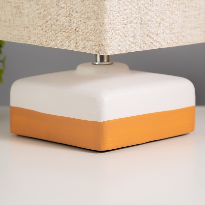 Настольная лампа Настольная лампа "Бертин" 1х40Вт Е14 пр-1,6м белый/беж 15х15х23,5см