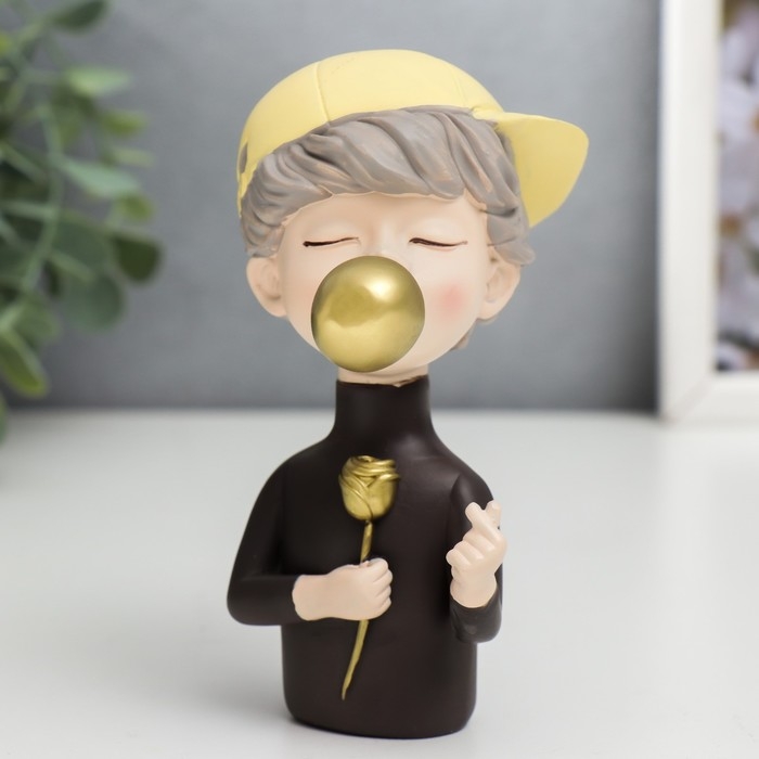 Сувенир полистоун  Сувенир полистоун "Мальчишка в золотой бейсболке с розой и золотым пузырём" 12х6х8 см