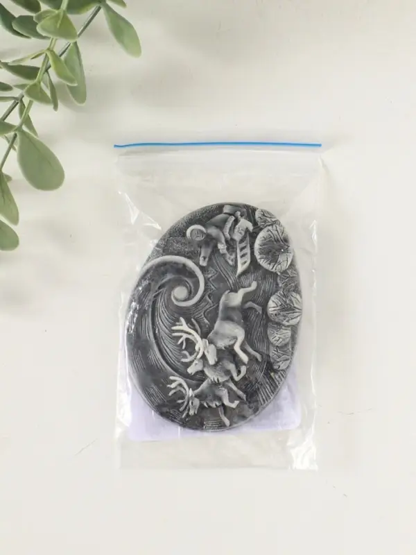 Магнит Магнит "Погонщик оленей на фоне северного сияния (барельеф)" 6 см