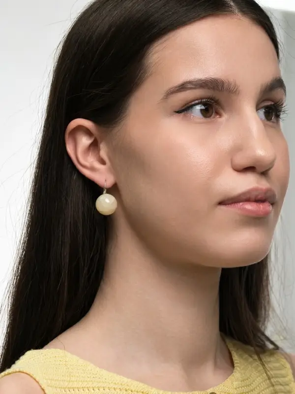 Серьги пластик &laquo;Шар №16&raquo;, с разводами и блёстками, цвет молочный в серебре