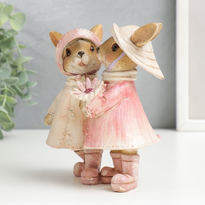 Сувенир полистоун Сувенир полистоун "Зайчики в шляпках и дождевиках, с цветком" 13,5х8х13 см