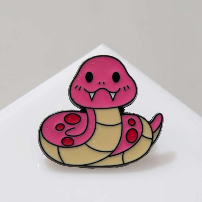 Новый год! Символ года 2025! Значок «Змейка» счастливая, цвет розовый в чёрном металле Новый год! Символ года 2025! Значок «Змейка» счастливая, цвет розовый в чёрном металле