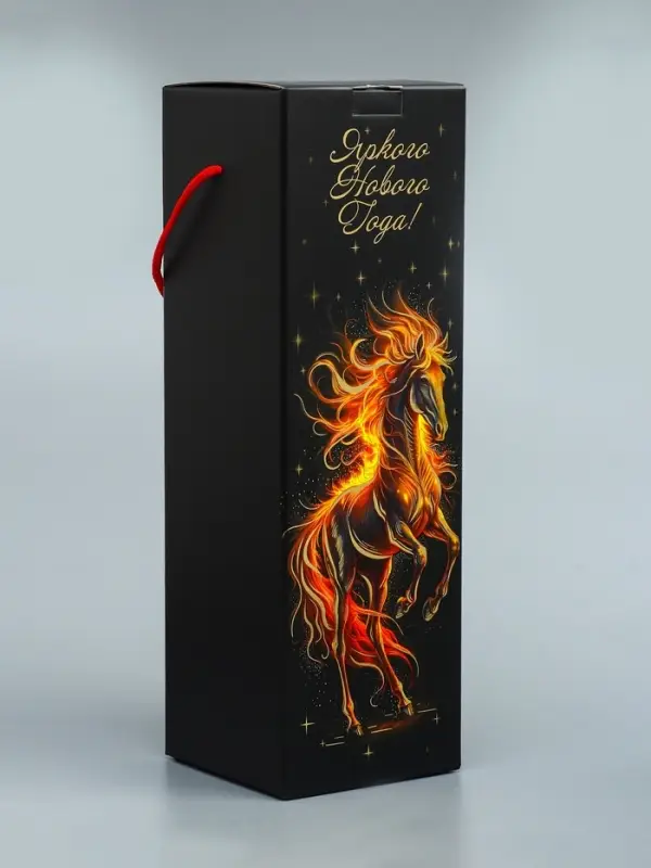 Подарочная новогодняя коробка под шампанское «Огненная» с веревочной ручкой 11×11×37 см Подарочная новогодняя коробка под шампанское «Огненная» с веревочной ручкой 11×11×37 см