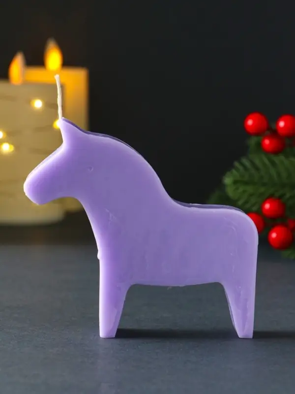 Декоративная свеча новогодняя &laquo;Лошадка&raquo;, 10.5&times;10 см, фиолетовый
