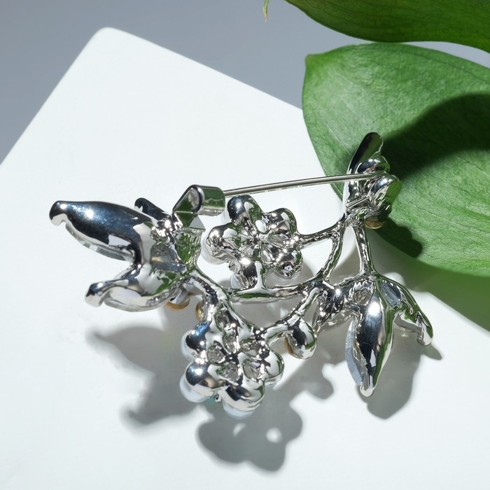 Брошь &laquo;Жемчужные цветы&raquo; со стеклянными листами, цвет белый в серебре