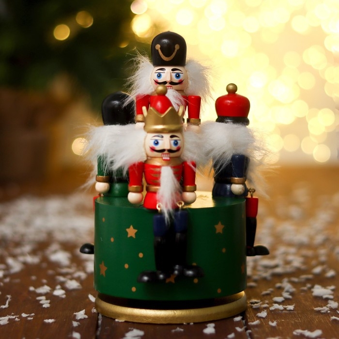 Новогодний сувенир «Карусель щелкунчики» 11 × 11 × 19 см, МИКС Новогодний сувенир «Карусель щелкунчики» 11 × 11 × 19 см, МИКС