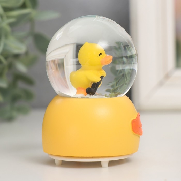 Сувенир полистоун водяной шар свет Сувенир полистоун водяной шар свет "Развлечения утёнка" МИКС 7х5х5 см