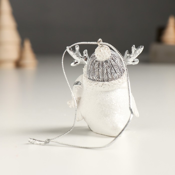 Сувенир полистоун подвеска Сувенир полистоун подвеска "Белый птенчик в шапке с рожками и вязаном шарфе" 4,5х4,5х5,5 см