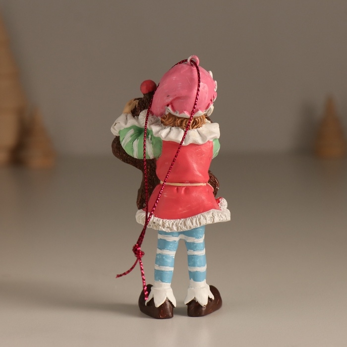 Сувенир полистоун подвеска  Сувенир полистоун подвеска "Новогодний эльф с имбирной печенкой" 6х4х10,5 см