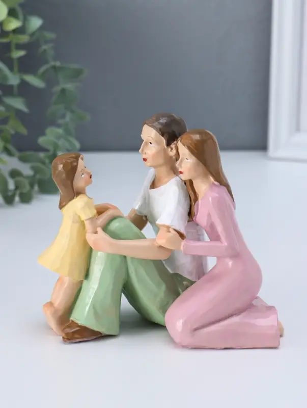Сувенир полистоун "Молодые родители с дочкой" 7х13х12 см