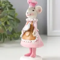 Сувенир полистоун "Мышка-поварёнок в розовом платье и колпаке, с ложкой" 6х4,5х13 см