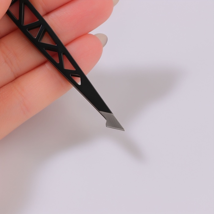 Пинцет «Геометрия», скошенный, заострённый, 9,5 см, цвет чёрный Пинцет «Геометрия», скошенный, заострённый, 9,5 см, цвет чёрный
