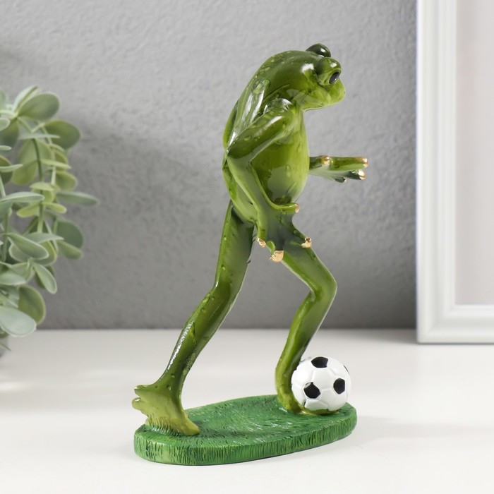 Сувенир полистоун Сувенир полистоун "Лягушонок играет в футбол" 17х6,5х10,5 см