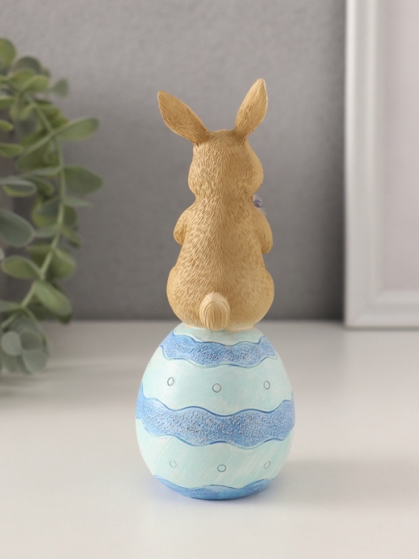 Сувенир полистоун  Сувенир полистоун "Зайчик на пасхальном яичке с букетом цветов" 6,5х5,5х14,5 см