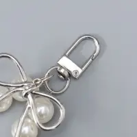 Брелок на карабине "Жемчужная нить с сердцем и бантом" серебристо-белый 13х3х1 см