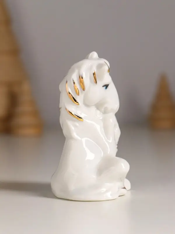 Сувенир керамика "Коняшка с букетом" белый с золотом 6х4х8 см
