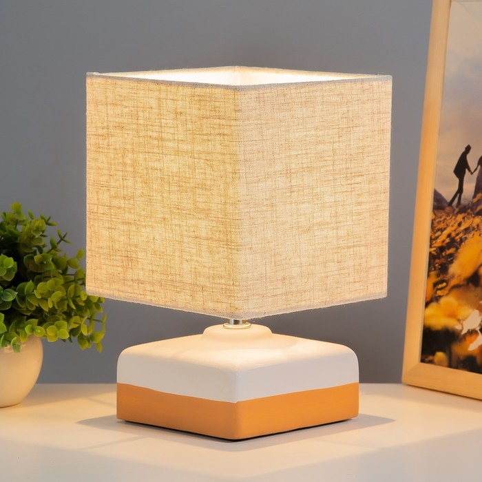 Настольная лампа Настольная лампа "Бертин" 1х40Вт Е14 пр-1,6м белый/беж 15х15х23,5см