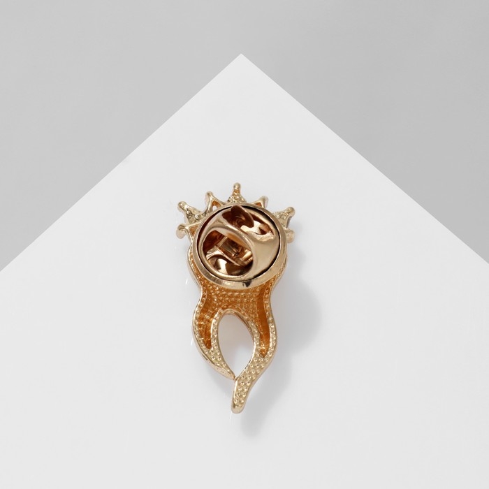 Значок «Зуб» в короне из страз, цвет белый в золоте Значок «Зуб» в короне из страз, цвет белый в золоте