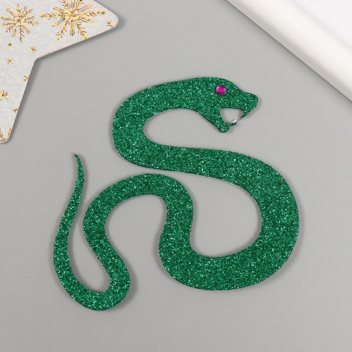Новогодний декор на клеевой основе Новогодний декор на клеевой основе "Змейка" фоам глиттер 8х9 см зелёная