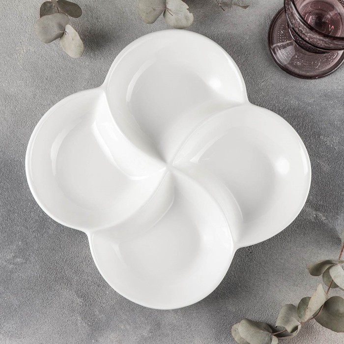 Менажница фарфоровая 4 ячейки Wilmax, 22×22 см, цвет белый Менажница фарфоровая 4 ячейки Wilmax, 22×22 см, цвет белый