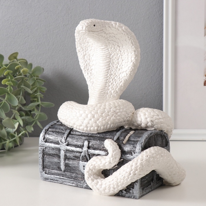 Копилка  Копилка "КОБРА НА СУНДУКЕ "  20 х17 х 12 см.