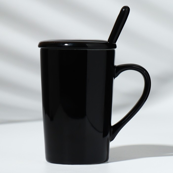 Кружка керамическая &laquo;Аргумент&raquo;, 420 мл, с ложкой и крышкой, цвет чёрный