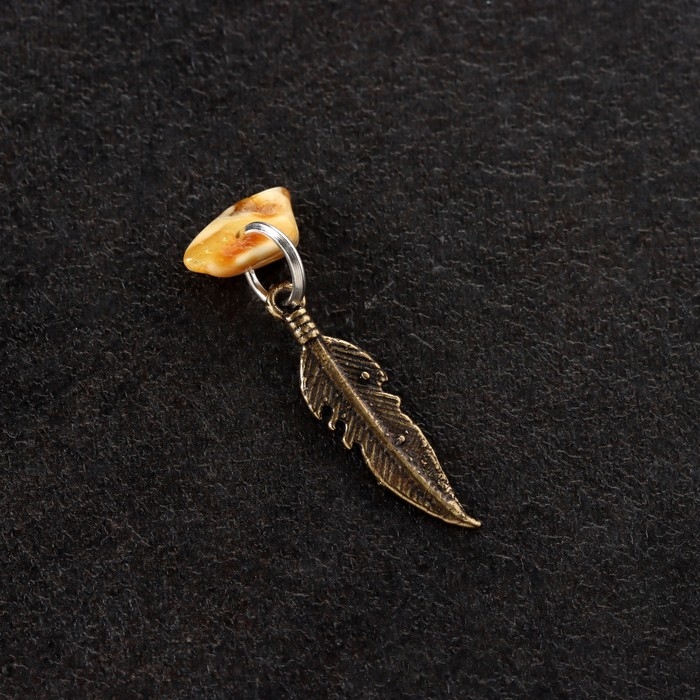 Брелок талисман  Брелок талисман "Перо", латунь, янтарь