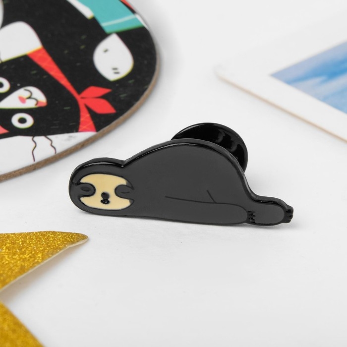 Значок «Ленивец», цвет серо-бежевый в чёрном металле Значок «Ленивец», цвет серо-бежевый в чёрном металле