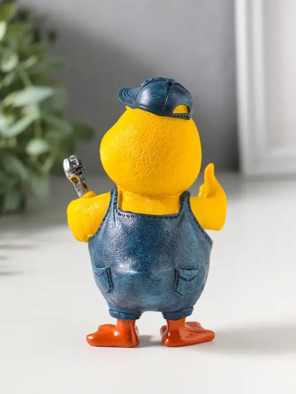 Сувенир полистоун лак "Жёлтый утёнок - мастер на все руки" 7,5х6,5х12 см