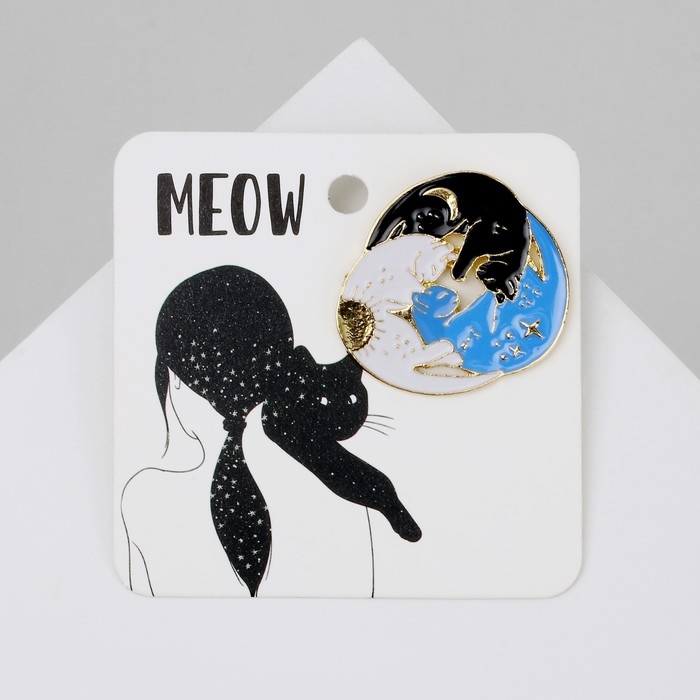 Значок «Небесные коты», цветной в золоте Значок «Небесные коты», цветной в золоте