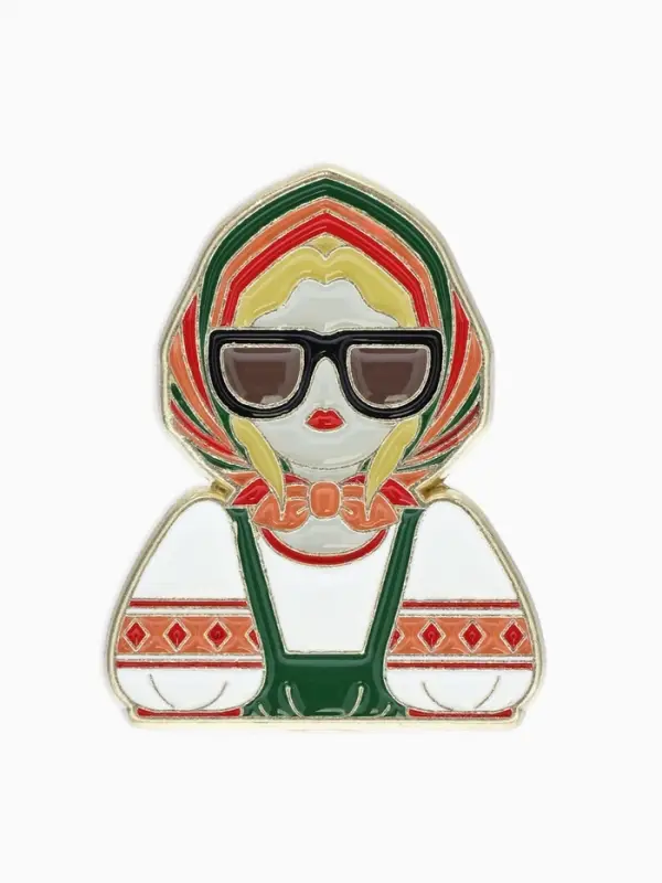 Значок"Русская красавица" в косынке, цветной в золоте