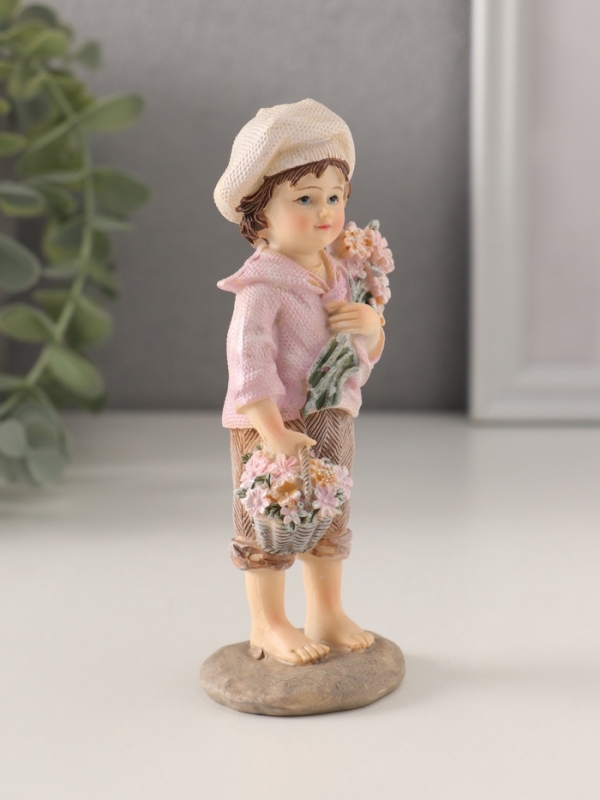 Сувенир полистоун  Сувенир полистоун "Мальчишка с корзиной цветов и букетом" коричнево-сиреневый 5,5х4х12 см